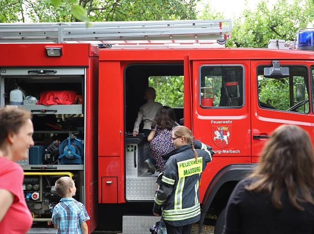 Große Überraschung: Die Feuerwehr Marbach kam zum Fest und zeigte allen Interessierten das Feuerwehrauto von innen und außen.