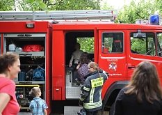 Große Überraschung: Die Feuerwehr Marbach kam zum Fest und zeigte allen Interessierten das Feuerwehrauto von innen und außen. © Stefanie Ingwersen, Stadt Marburg