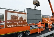 Großer Auftritt für Marburg800: Mit einem Kranwagen wurden schon jetzt die offiziellen Straßenschilder an der B3 für das Stadtjubiläum gesetzt, um zum Besuch und zum Mitmachen im nächsten Jahr einzuladen.