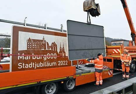 Großer Auftritt für Marburg800: Mit einem Kranwagen wurden schon jetzt die offiziellen Straßenschilder an der B3 für das Stadtjubiläum gesetzt, um zum Besuch und zum Mitmachen im nächsten Jahr einzuladen. © Georg Kronenberg, i. A. d. Stadt Marburg