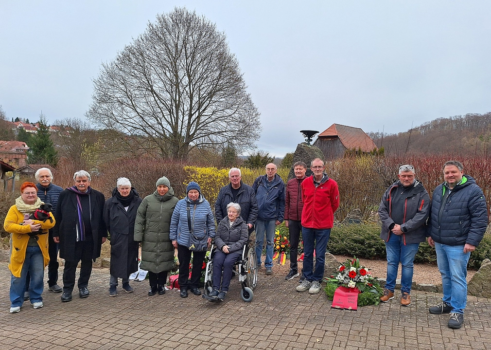 Gruppe_Gedenken Mechterstädt 2026 Eine Gruppe von Personen steht vor einer Gedenktstätte. © Helmut Hebert