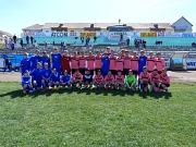 Auf diesem Bild sieht man ein gemeinsames Bild der Fußballmannschaften aus Marburg und Sibiu