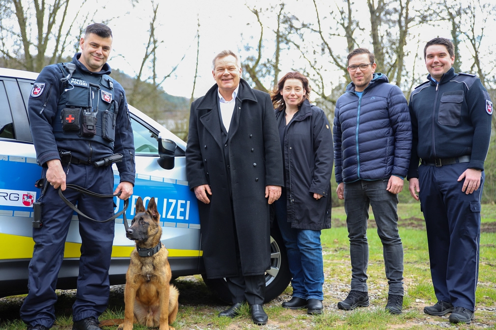 Diensthundeführer Andreas Prikryl mit Hund Paul, Oberbürgermeister Dr. Thomas Spies, Fachbereichsleiterin Simone Söhnel, Fachdienstleiter Stephan Grün-Fischer und Einsatzleiter Julius Hahn.