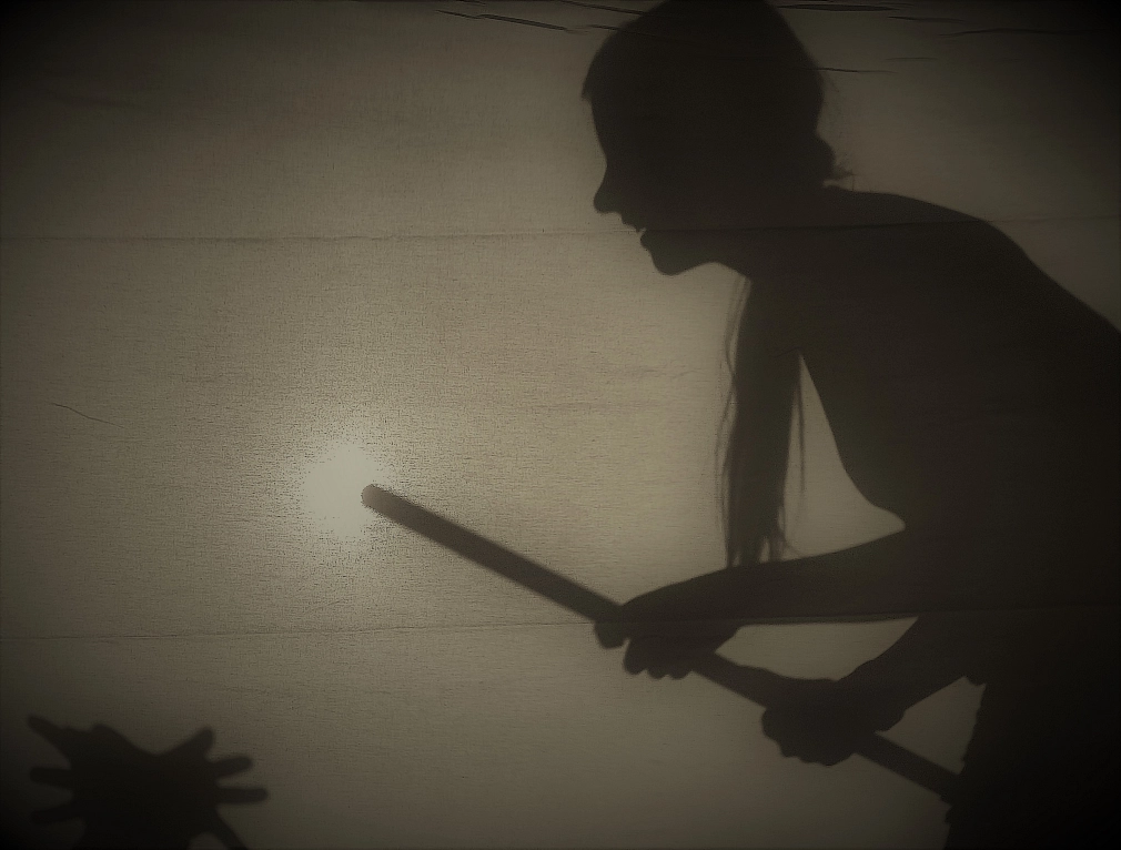 Schatten eines Mädchens mit einem geheimnisvollen Licht