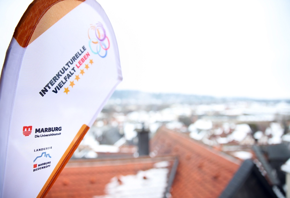 Beach-Flag mit Aufschrift: Interkulturelle Vielfalt Leben