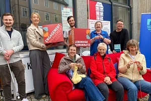 Häkeln und Stricken fürs Ehrenamt zum Ehrentag Gruppenfoto mit Vertreter*innen der Stadt Marburg und der Freiwilligenagentur Marburg-Biedenkopf.