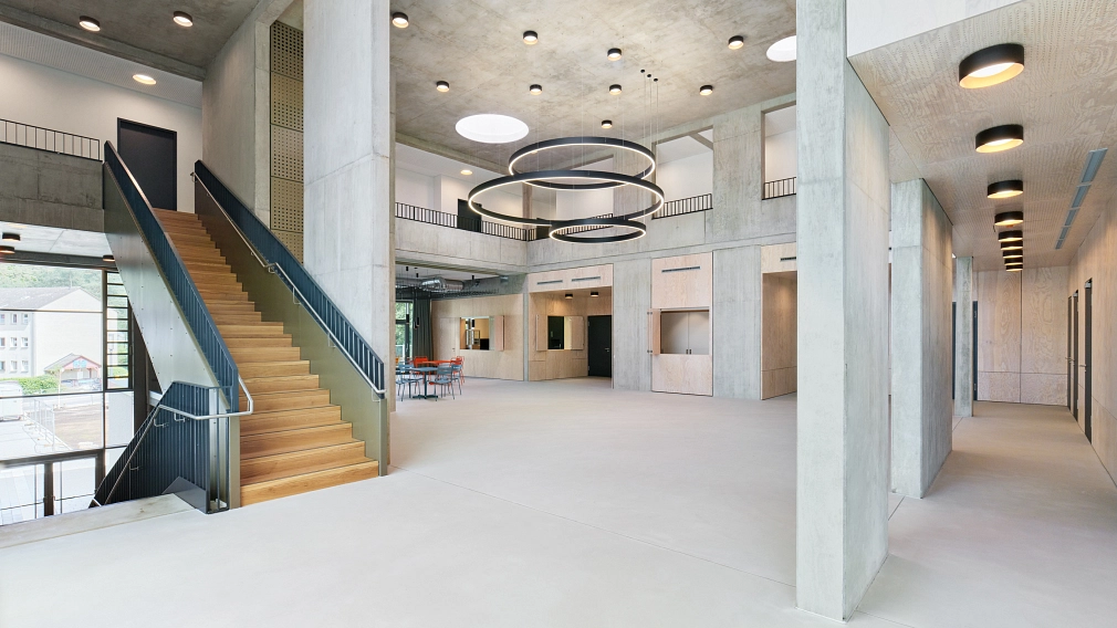 Die Halle mit Treppenaufgang im Nachbarschaftszentrum Waldtal.&nbsp;&copy;&nbsp;ABC Fotograf Constantin Meyer