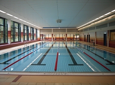 Hallenbad Wehrda - Blick auf das Schwimmerbecken mit den 4 Bahnen © Universitätsstadt Marburg - Rolf Klinge