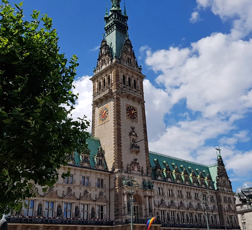 man sieht das Hamburger Rathaus.