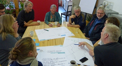 Diskutieren auf Augenhöhe: In Kleingruppen setzten sich die Teilnehmenden des ersten Workshops mit unterschiedlichen Fragestellungen auseinander. © Universitätsstadt Marburg