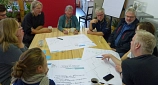 Diskutieren auf Augenhöhe: In Kleingruppen setzten sich die Teilnehmenden des ersten Workshops mit unterschiedlichen Fragestellungen auseinander.