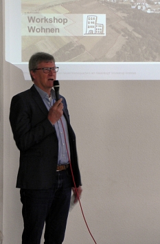 Reinhold Kulle, Leiter des Fachdienstes Stadtplanung und Denkmalschutz, übernahm die Begrüßung für den ersten Workshop zur gemeinsamen Vorbereitung eines Städtebaulichen Wettbewerbes für die Entwicklung des neuen Wohnquartiers am Hasenkopf. © Universitätsstadt Marburg