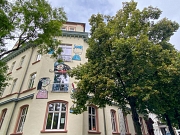 Zu sehen ist das Gebäude der Jugendförderung, das Haus der Jugend, in der Frankfurter Straße von außen.