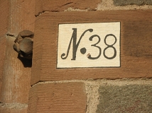 Hausnummer an der Kirche