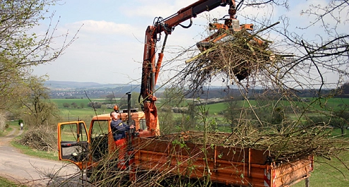 Das Foto zeigt einen Mitarbeiter des DBM beim Bedienen einer Aufbaukralle.&nbsp;&copy;&nbsp;DBM, Sonja Stender