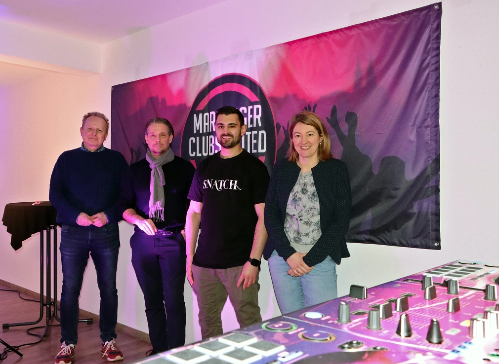 DJ Manu Kremp (2. v. r.) und MCU-Initiator Stefan Oberhansl (3. v. r.) stellten mit der Oberstadtkümmerin Nadine Kümmel und Jan-Bernd Röllmann vom Stadtmarketing das Konzept vom Zusammenschluss Marburger Clubs United für den VielRAUM in der Wettergasse 16 vor