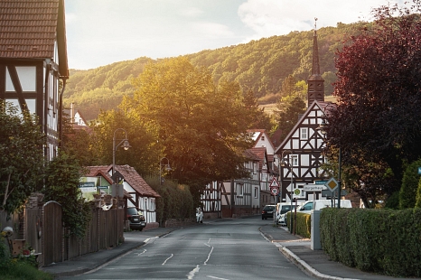 Inmitten von Feldern und Wäldern liegt Hermershausen. © Ole Widekind, i. A. d. Stadt Marburg