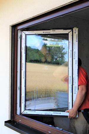 Neue Fenster mit moderner Wärmeschutzverglasung minimieren hohe Wärmeverluste. © Hessische Energiespar-Aktion e.V.