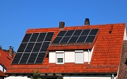 Eine Photovoltaikanlage erzeugt Strom auf dem Dach