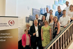 Die Jury für das Halbfinale des Hessischen Gründerpreises steht auf der Treppe im Marburger Rathaus.