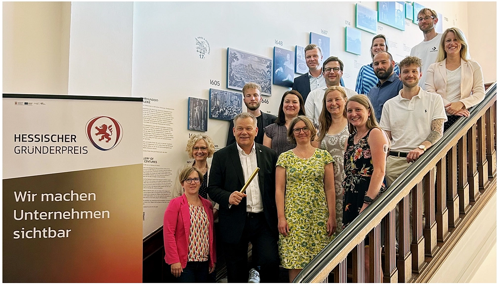 Hessischer Gründerpreis 2024 - Jurysitzung für Halbfinale, 09.07.2024 in Marburg Die Jury für das Halbfinale des Hessischen Gründerpreises steht auf der Treppe im Marburger Rathaus. © Hessischer Gründerpreis