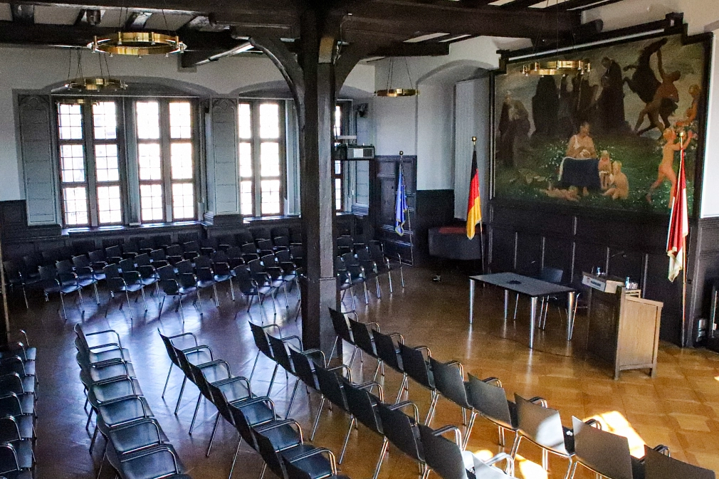 Der bestuhlte Historischer Rathaussaal, aufgenommen aus der Ecke am Fenster Richtung Ortenberg und Richtsberg.