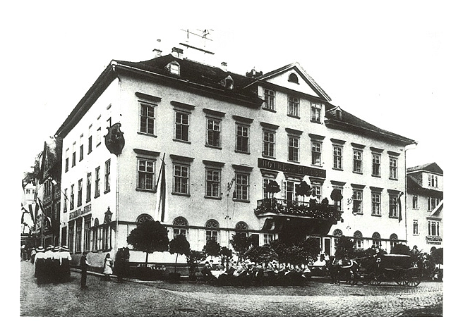 Hotel "Alter Ritter", später Amerikahaus, heutige Stadtbücherei Historisches Foto des Hotels "Alter Ritter" aus der Zeit nach 1894. © Universitätsstadt Marburg