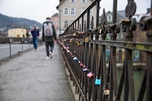 Hunderte Liebesschlösser hängen am Geländer der Weidenhäuser Brücke. Zum Beginn der Sanierungsarbeiten werden sie entfernt.