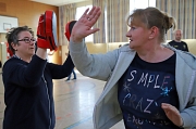 Im Krav Maga lernen die Teilnehmenden, mit der flachen Hand zuzuschlagen, um sich nicht zu verletzen. Stadträtin Kirsten Dinnebier (l.) übt diese Technik gemeinsam mit einer anderen Teilnehmerin.