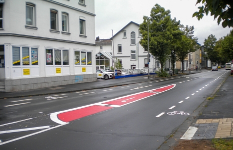 In der Neuen Kasseler Straße sind jetzt Radverkehrsanlagen markiert. In Rot ist neu eine Abbiegespur für Linksabbieger direkt zum Jägertunnel eingerichtet. © Universitätsstadt Marburg