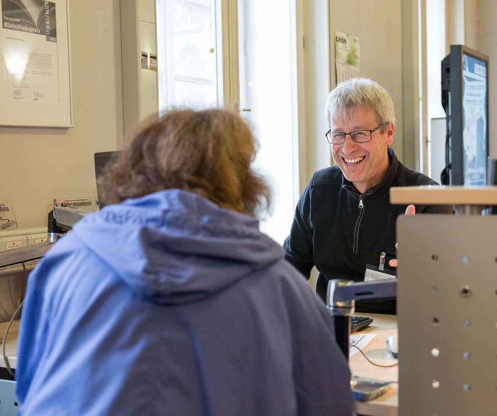 Jürgen Hölzer, Leiter der Stadtbücherei, informiert Besucherinnen und Besucher über das Angebot der Bibliothek.&nbsp;&copy;&nbsp;Stadt Marburg, Patricia Grähling
