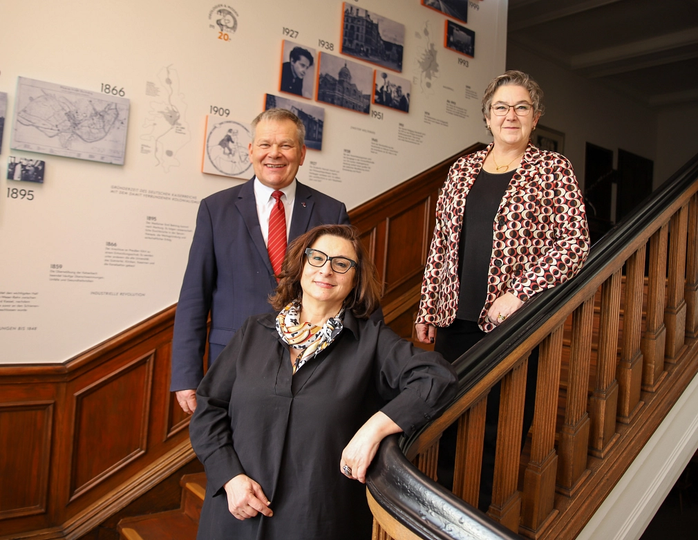 Goharik Gareyan steht auf der Treppe im Rathaus. Hinter ihr Oberbürgermeister Dr. Thomas Spies und Stadträtin Kirsten Dinnebier.&nbsp;&copy;&nbsp;Dennis Siepmann, Stadt Marburg