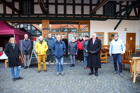 Interessierte aus verschiedenen Außenstadtteilen trafen sich mit Oberbürgermeister Dr. Thomas Spies (Zweiter von rechts) vor dem Dorfladen in Ginseldorf, um über das Carsharing-Projekt zu sprechen. © Freya Altmüller, i.A.d. Stadt Marburg