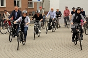 Oberbürgermeister Dr. Thomas Spies (links) gab den Startschuss zur zweiten interkulturellen Radtour, bei der es zur Zeiteninsel nach Argenstein ging. (Foto: Heiko Krause, i. A. Stadt Marburg)