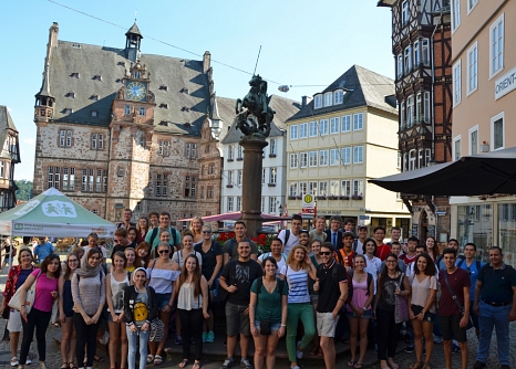 Rund 60 Studierende aus 20 Ländern sind anlässlich der Internationalen Sommeruniversität in Marburg zu Gast. © Philipp Höhn, Stadt Marburg