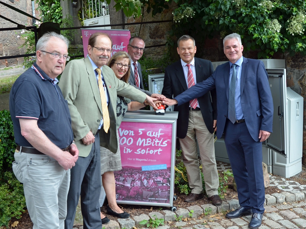 Brachten Marburg gemeinsam per symbolischem Knopfdruck auf die Internet-Überholspur (v. l.): Heinrich Löwer, Ortsvorsteher Cyriaxweimar, Stadtentwicklungsreferent Wolfgang Liprecht, Stadtverordnetenvorsteherin Marianne Wölk, Frank Bothe, Leiter der Techni&nbsp;&copy;&nbsp;Universitätsstadt Marburg