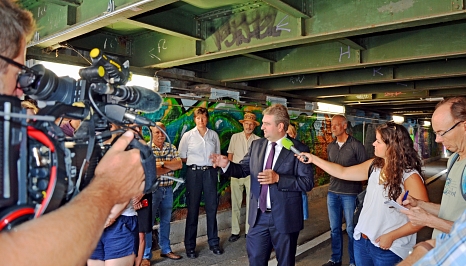 Unter großem Medieninteresse ist „LiSA“ offiziell gestartet: Bürgermeister Wieland Stötzel stellte die Anlage für eine „Livebild- und Sprechverbindung auf Abruf“ im Jägertunnel vor. © Stadt Marburg, Birgit Heimrich