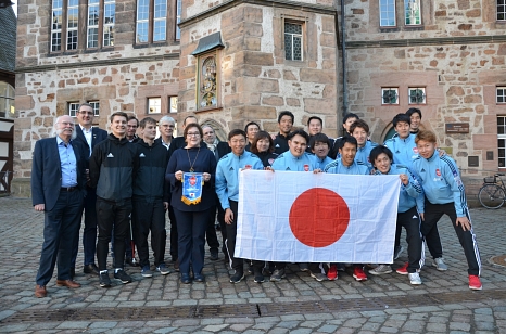 Stadträtin Kirsten Dinnebier (7.v.l.) freute sich, die japanische Blindenfußball-Nationalmannschaft in Marburg begrüßen zu dürfen. © Thomas Steinforth, Stadt Marburg