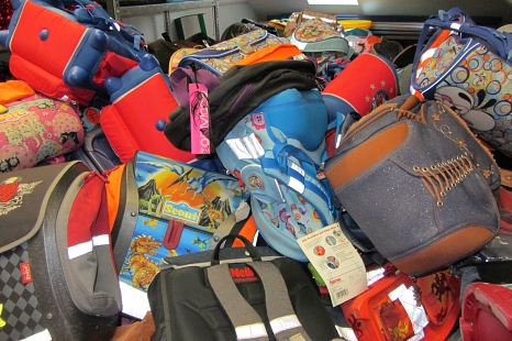 Jede Menge Ranzen, Rucksäcke und Taschen kamen bei den Sammelaktionen der vergangenen Jahre zusammen. © Universitätsstadt Marburg