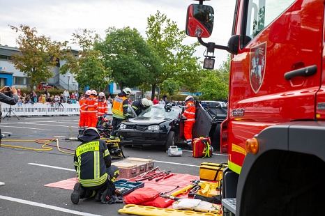 Johanniter, Feuerwehr und THW haben bei einer gemeinsamen technischen Übung vor vielen Zuschauer*innen gezeigt, wie sie eingeklemmte Personen aus einem Auto retten. © Patricia Grähling, Stadt Marburg