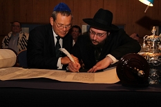 Auch der designierte Oberbürgermeister Dr. Thomas Spies assistierte dem Rabbi Josef Chranovski. © Heiko Krause, Universitätsstadt Marburg