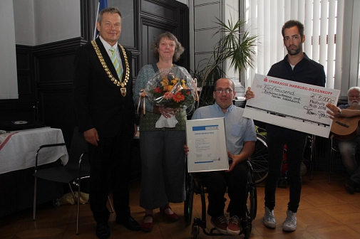 Oberbürgermeister Dr. Thomas Spies (v. l.) und Kuratoriumsvorsitzende Susanne Holz zeichneten Marten Welschbach und Zacharias Wittmann für ihre Internetplattform „Companion2GO“ mit dem zweiten Preis aus.&nbsp;&copy;&nbsp;Heiko Krause i.A.d. Stadt Marburg