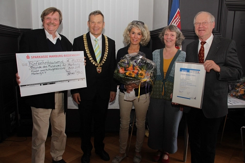 Oberbürgermeister Dr. Thomas Spies (2. v. l.) und Kuratoriumsvorsitzende Susanne Holz (2. v. r.) zeichneten (v. l.) Dr. Bernhard Conrads Dr. Catharina Graepler und Horst Piringer stellvertretend für die Freunde des Museums mit dem Jürgen-Markus-Preis 2018&nbsp;&copy;&nbsp;Heiko Krause i.A.d. Stadt Marburg