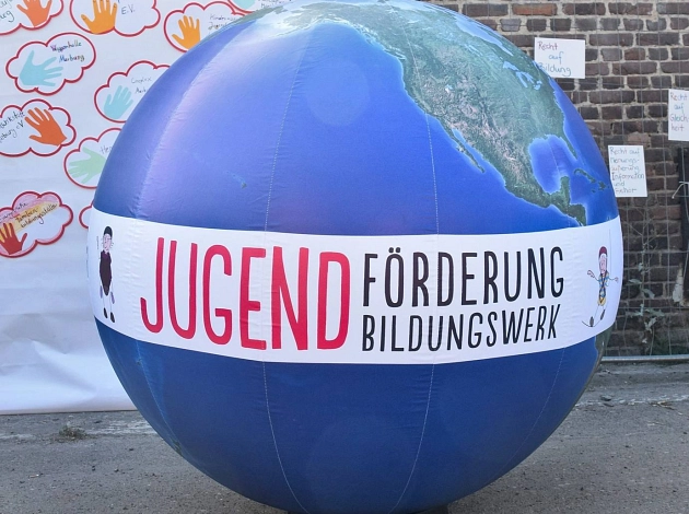 Eine Weltkugel mit der Aufschrift Jugendförderung beziehungsweise Jugendbildungswerk.