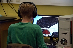 Ein Jugendlicher sitzt am Computer und spielt das PC-Spiel Minetest oder Minecraft. © Universitätsstadt Marburg