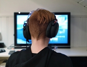 Ein Gamer mit Headset