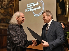 Oberbürgermeister Dr. Thomas Spies (r.) überreicht den mit 5000 Euro dotierten Marburger Kamerapreis an Thomas Mauch. © Georg Kronenberg
