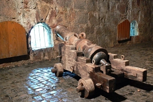 Kanone in Nord-Kasematte Kanone in der ebenfalls wieder hergerichteten Nord-Kasematte.