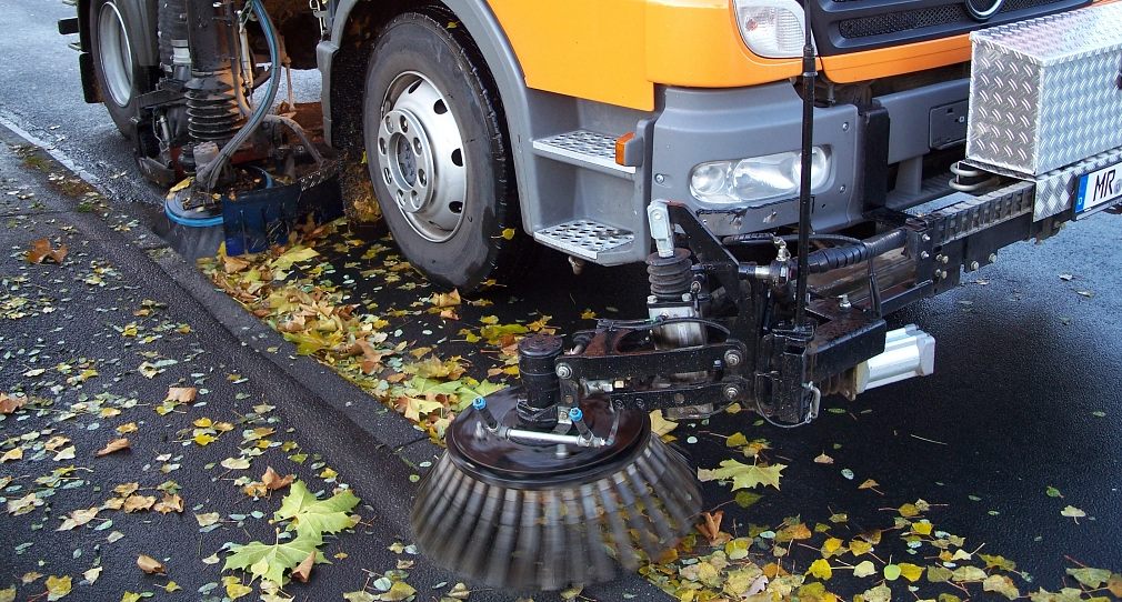 Kehrwerk große Kehrmaschine Das Foto zeigt das Kehrwerk einer großen Kehrmaschine beim Aufkehren von Laub. © DBM, Sonja Stender