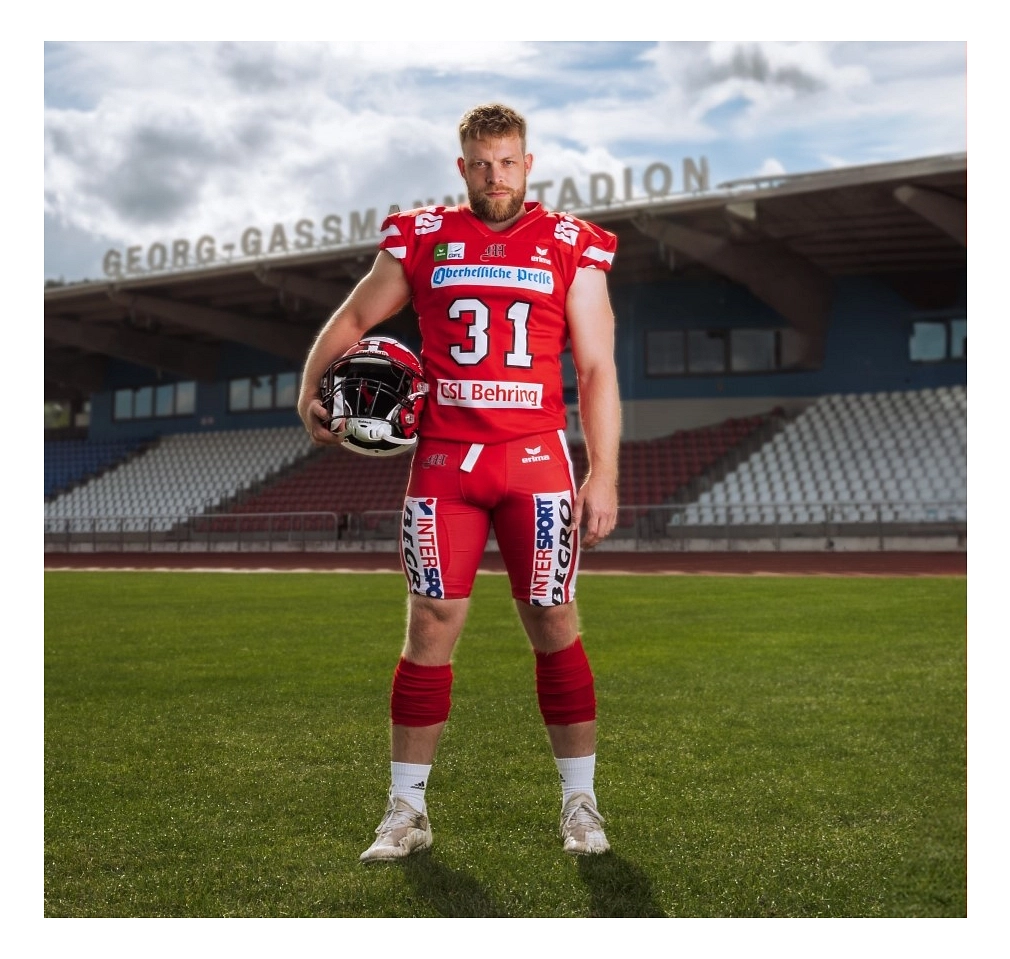 Ein Rugby-Spieler der Marburg Mercenaries steht im Georg-Gassmann-Stadion.